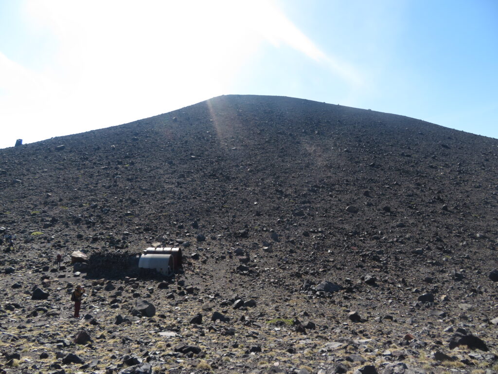 シェルターから浅間山の山頂はすぐそこです