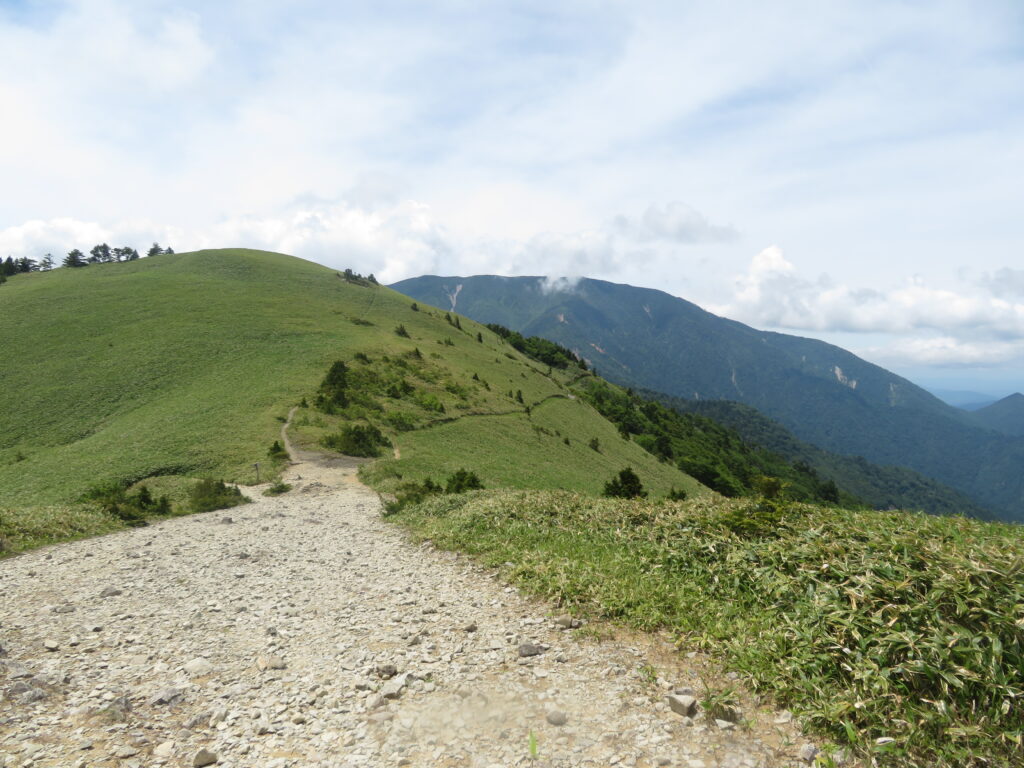 振り返ると奥に恵那山が見えます
ここから縦走するのは大変そう