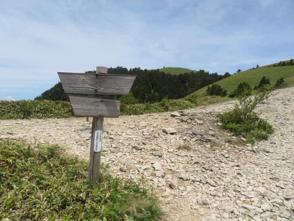 分岐
左：恵那山方面
右：富士見台高原方面
