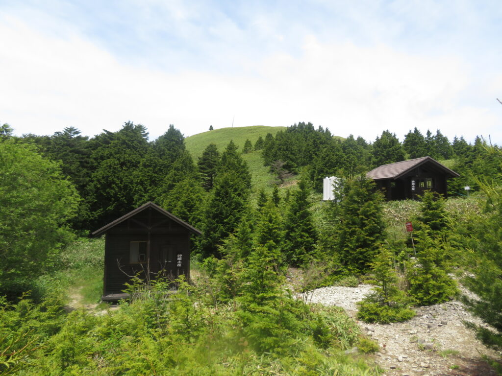 山頂近くに避難小屋があります
