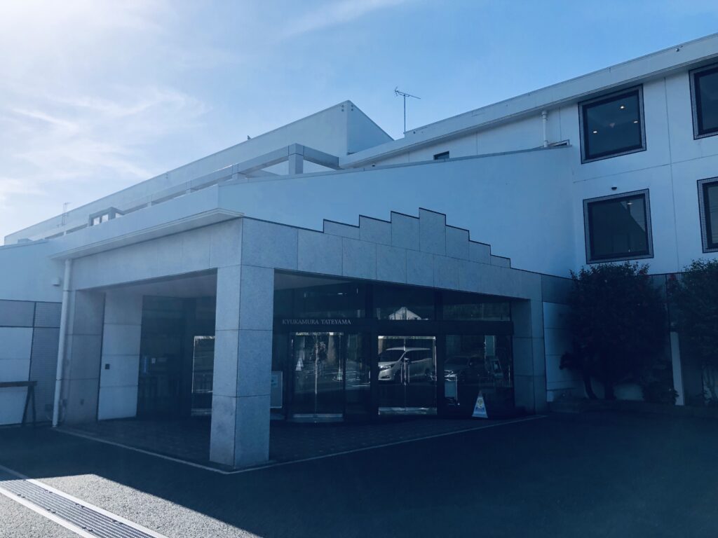 洲埼灯台の近くにある「休暇村館山」
こちらに宿泊します