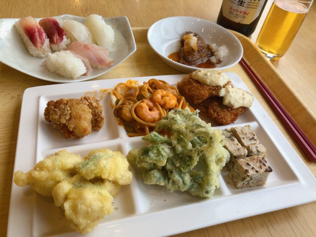 夕食のビュッフェ
魚介類とお肉が美味しかった！
あと大好きなタラの芽の天ぷらが嬉しい