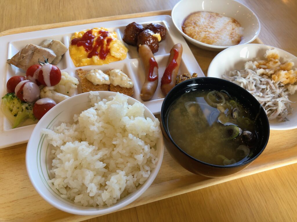 朝食のビュッフェ
大好きなとろろ芋とシラスが嬉しい
観光・温泉・食事と大満足な旅でした！