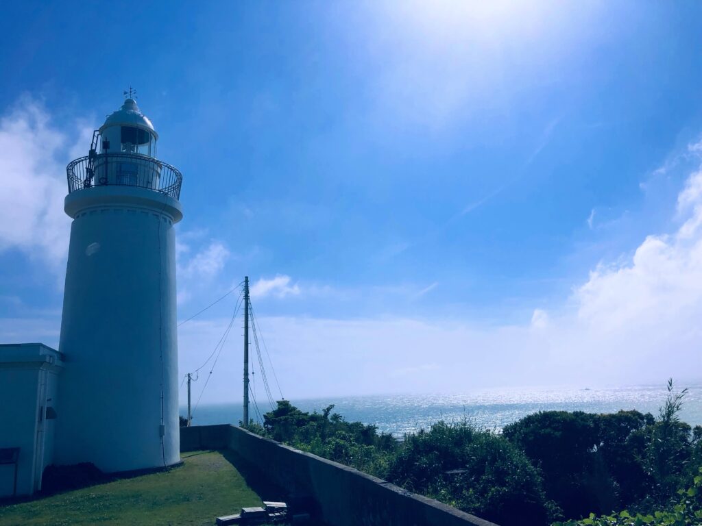 最高の景色を楽しめます
灯台の先に輝く海が綺麗です！