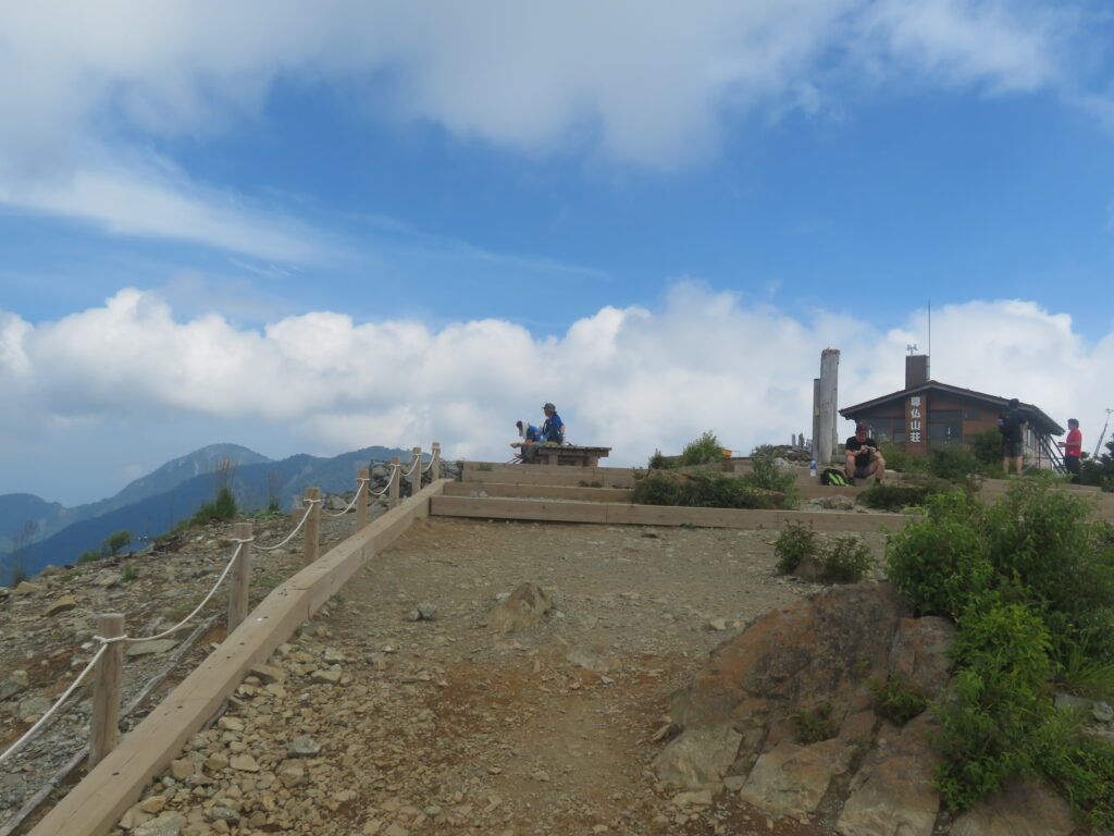 山頂が見えました!
奥には丹沢山と蛭ヶ岳