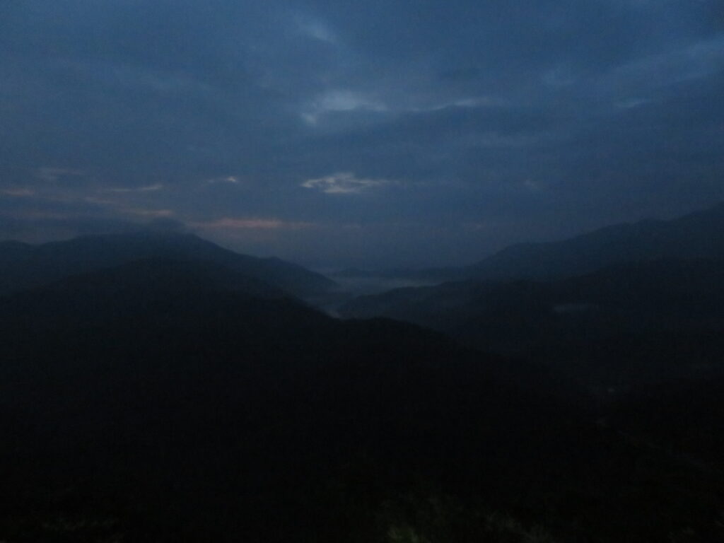早朝4時
まだ暗いですが雲滝が見えます！