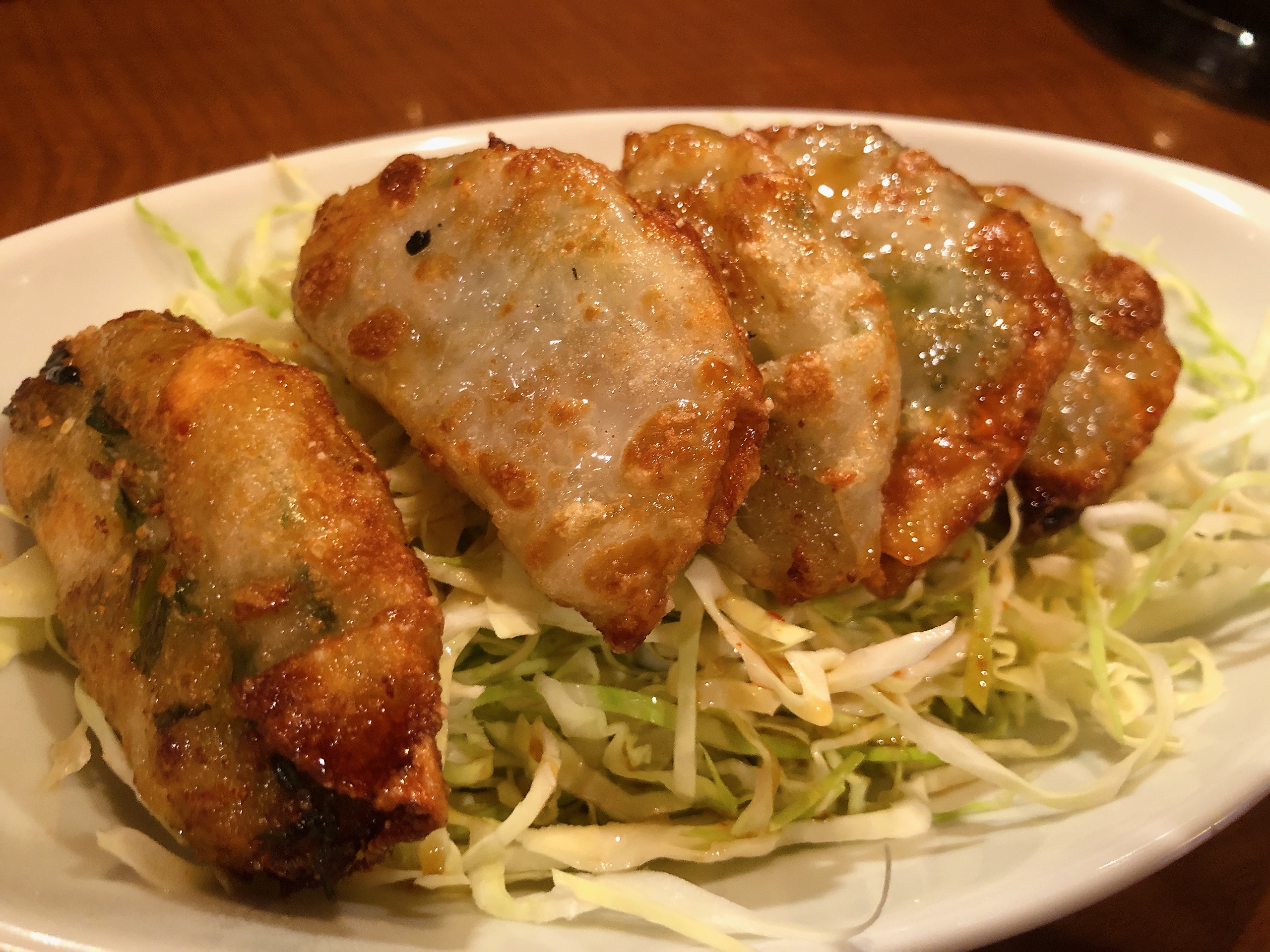 まずは餃子
カリカリに揚げてある餃子が美味しい
キャベツと一緒に食べるのが通