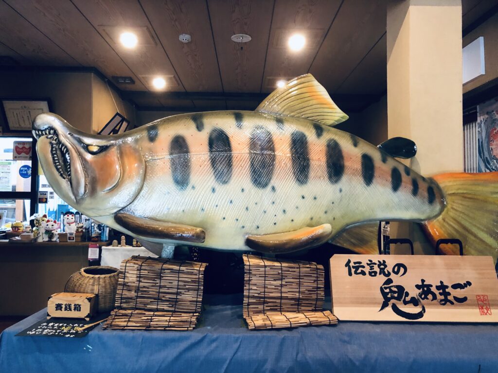 大きな「あまご（渓流の女王）」が入口に！
遠山を代表する川魚