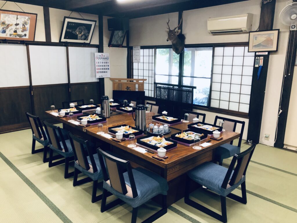 みんなでお昼を頂きました！