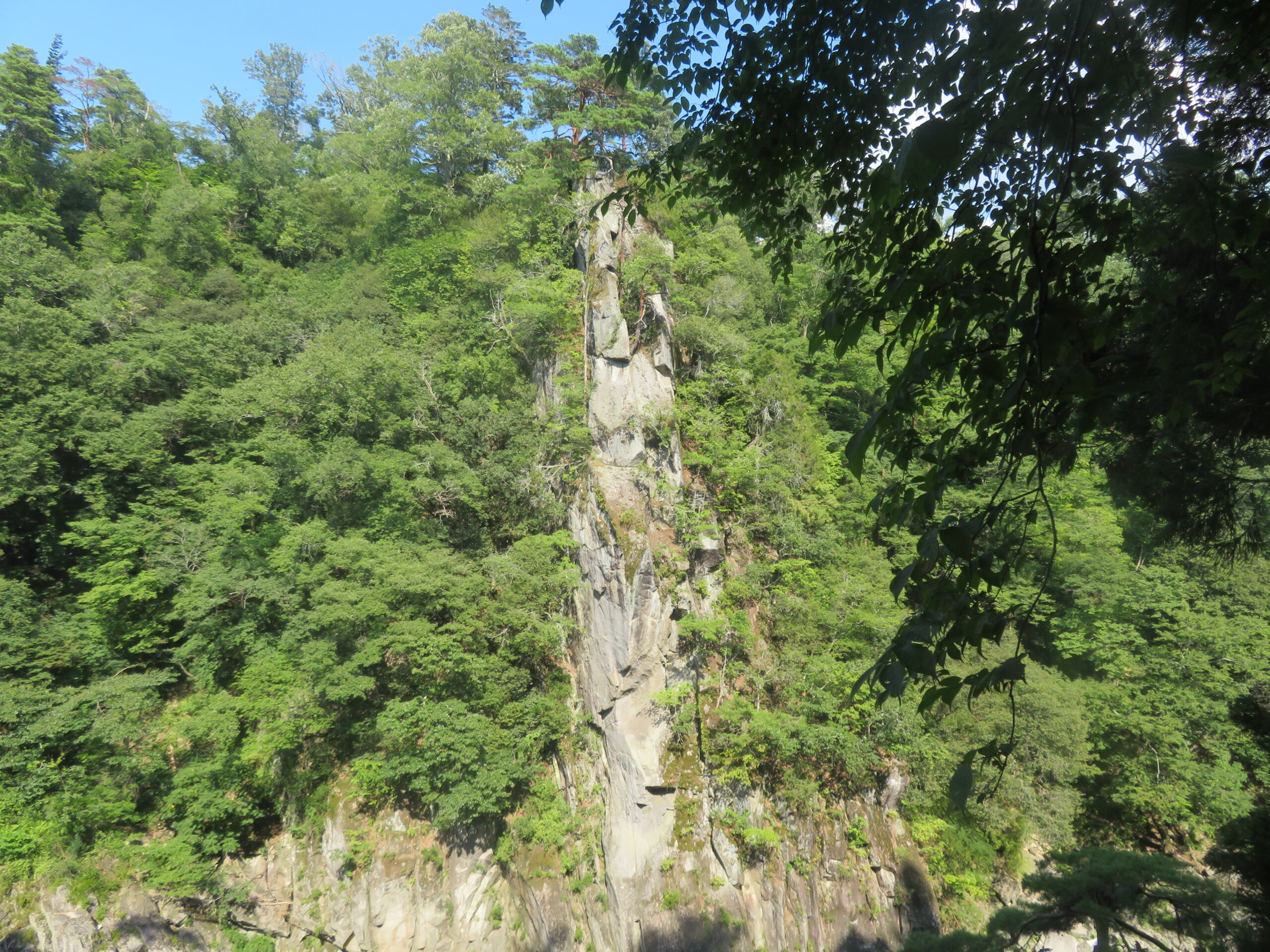 まずは「つつじ橋」へ向かいます
こちらは龍角峯（りゅうかくほう）
この後、この上まで登ります