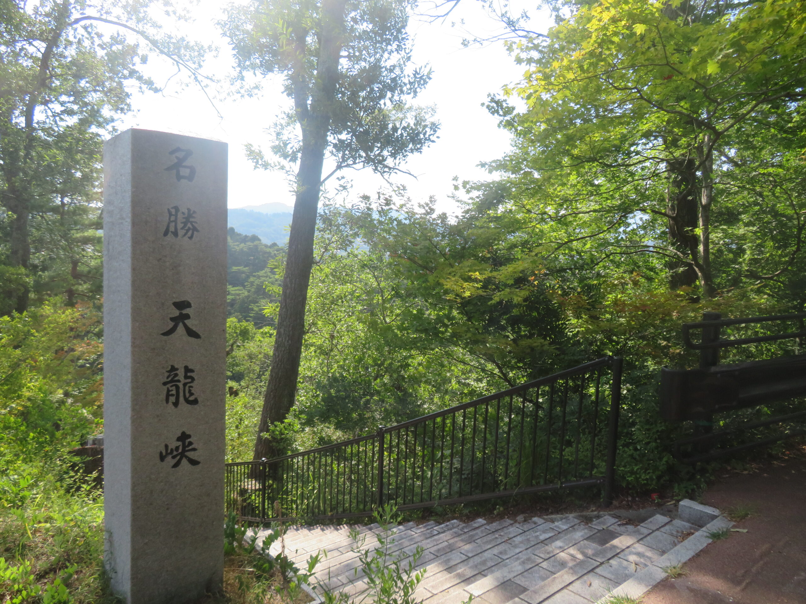 階段を登り切ったら、
続いて天竜峡駅へ向かいます