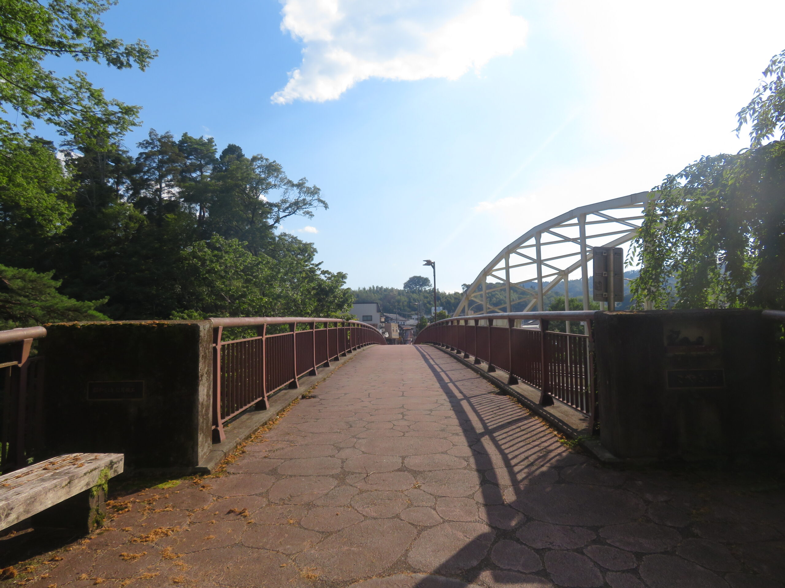 姑射橋(こやきょう）
歩行者用の橋を渡ります