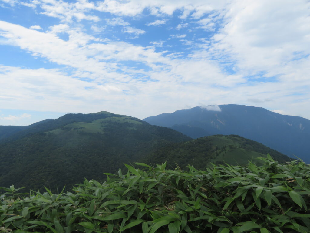 左が富士見台高原
右奥が百名山の恵那山