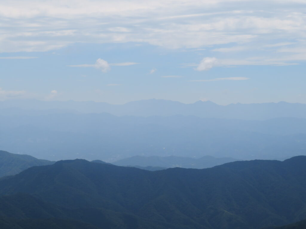 百名山の光岳（てかりだけ）方面
昨日散歩した遠山郷はこの辺