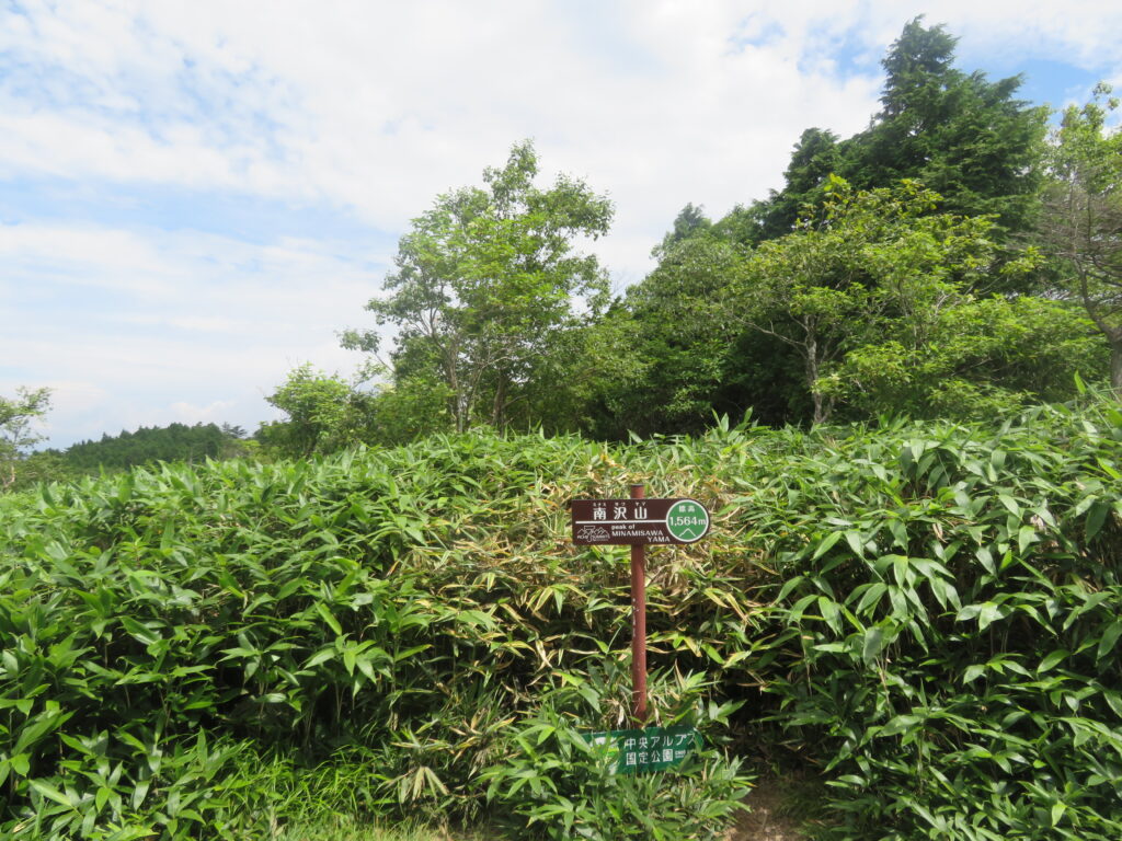 山頂は狭くて展望も少ないので、
ランチは横川山がいいですね