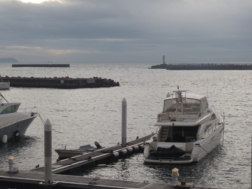 この日は雲が多く、
綺麗な日の出は見れませんでした
残念……