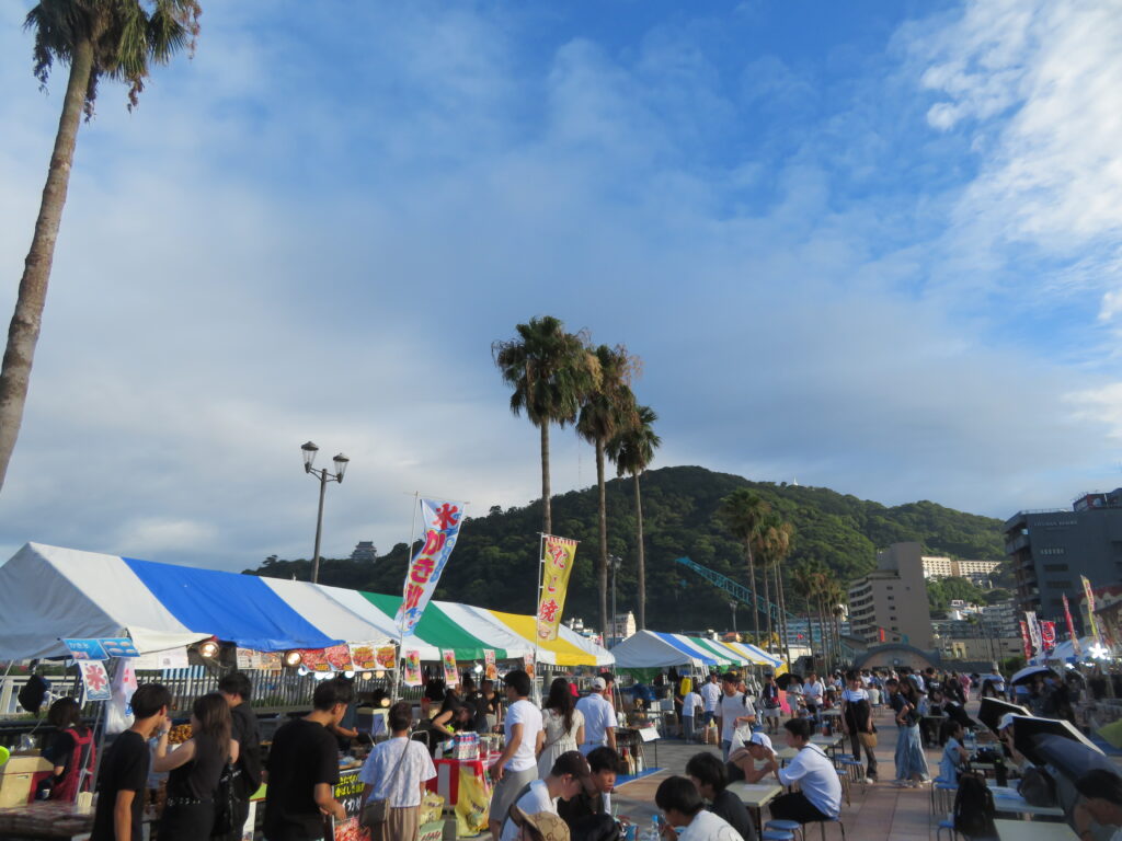 人がいっぱいです
混雑はきらいですが、
お祭りの雰囲気はアップ