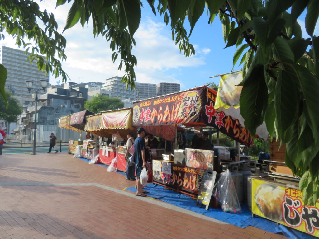 屋台もたくさんあります
食べ歩きしたいところですが、
夕食前なので我慢……