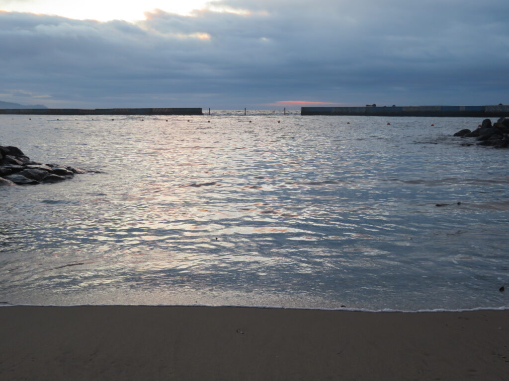 静かな海ですが、
昼間は海水浴客で大賑わい
