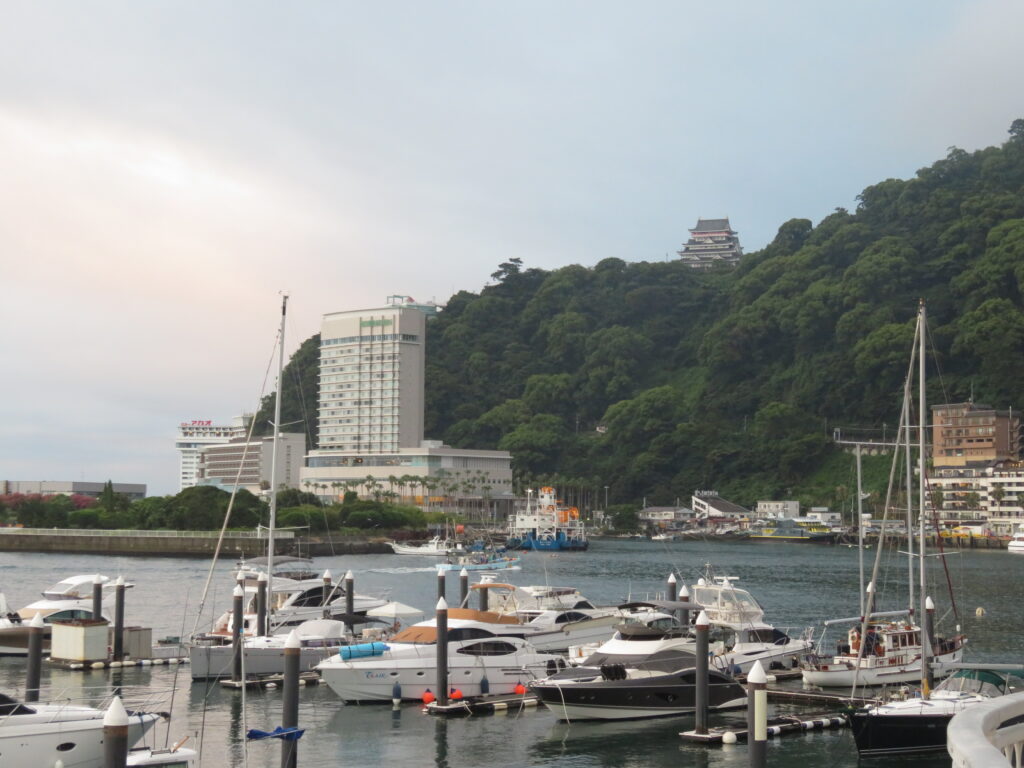 山の上に熱海城が見えます