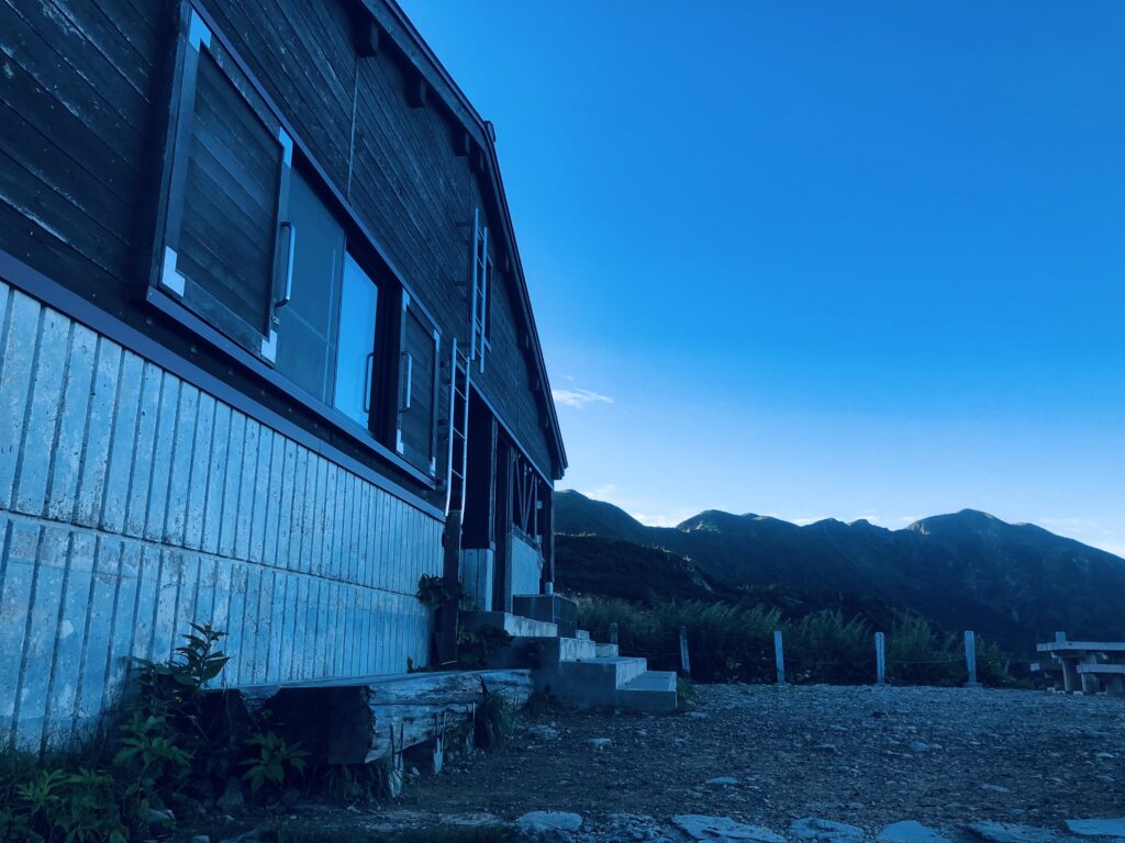 甚之助避難小屋に到着
別山を見ながら休憩できます