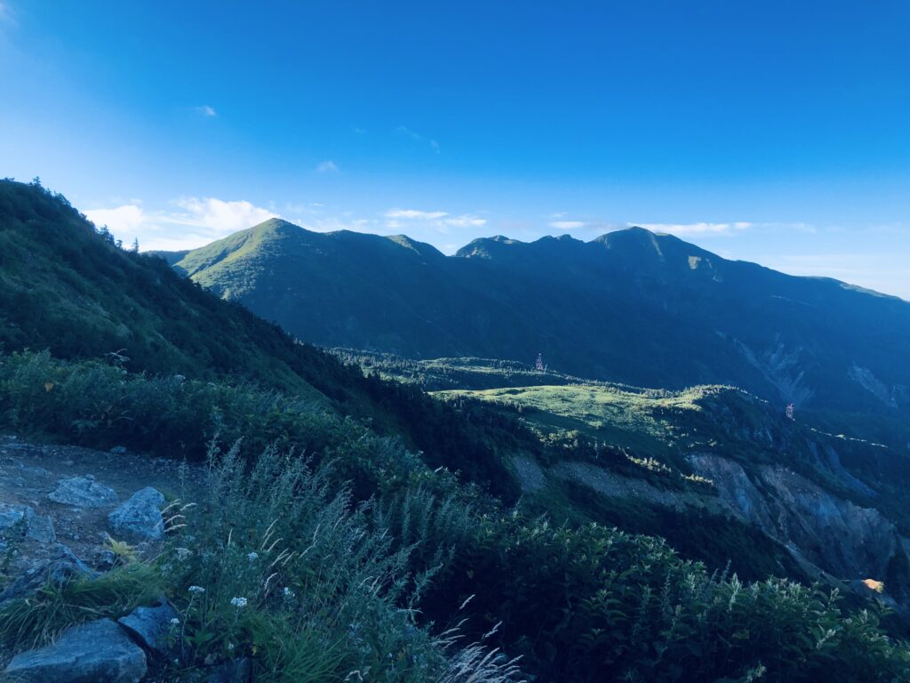 別山までの稜線が綺麗!
平らな場所は南竜山荘付近ですね