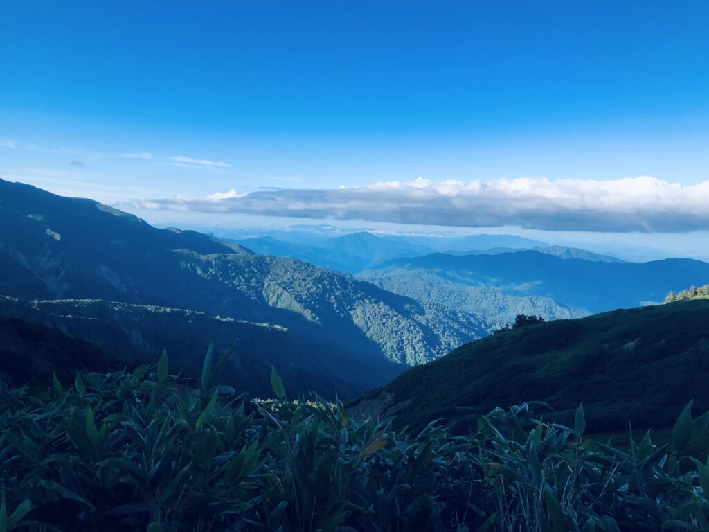 遠く真ん中に見えるのが荒島岳