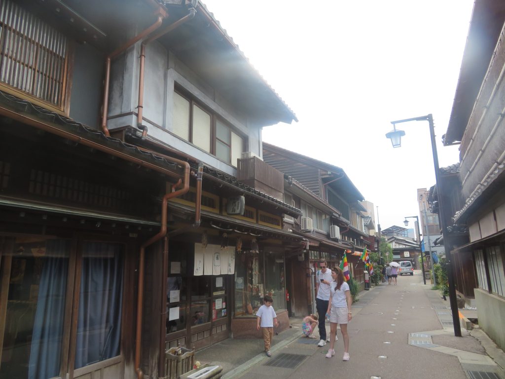 古い建物が素敵です!
海外の観光客が多いですね