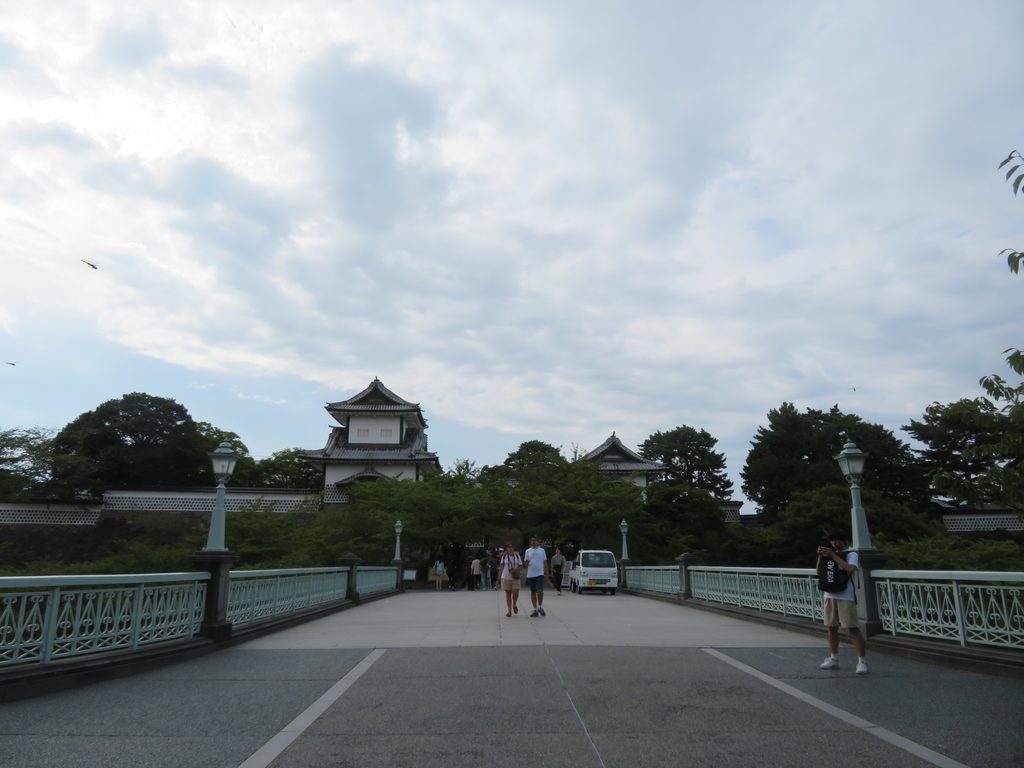 続いてひがし茶屋街へ向かいます