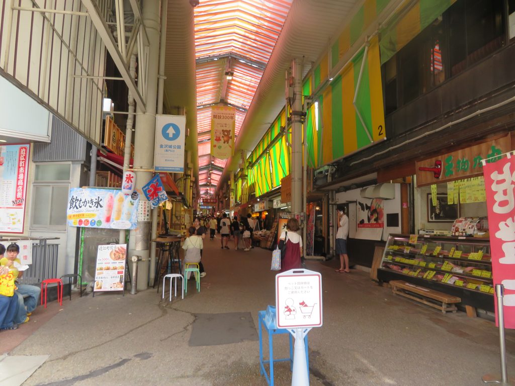 たくさんのお店があります
中は迷路のように広くて迷子になりそうです