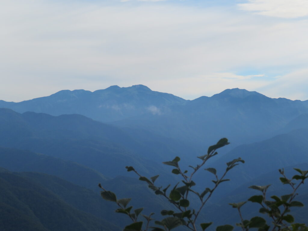 右は別山、左が白山
白山で見えているのは御前峰と大汝峰かな?
剣ヶ峰は隠れて見えない