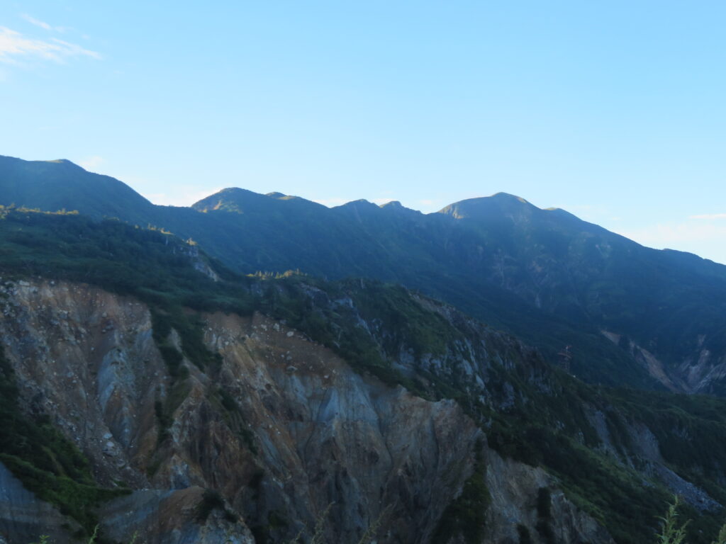 2時間ほどで樹林帯を抜けました
別山が目の前に現れます!