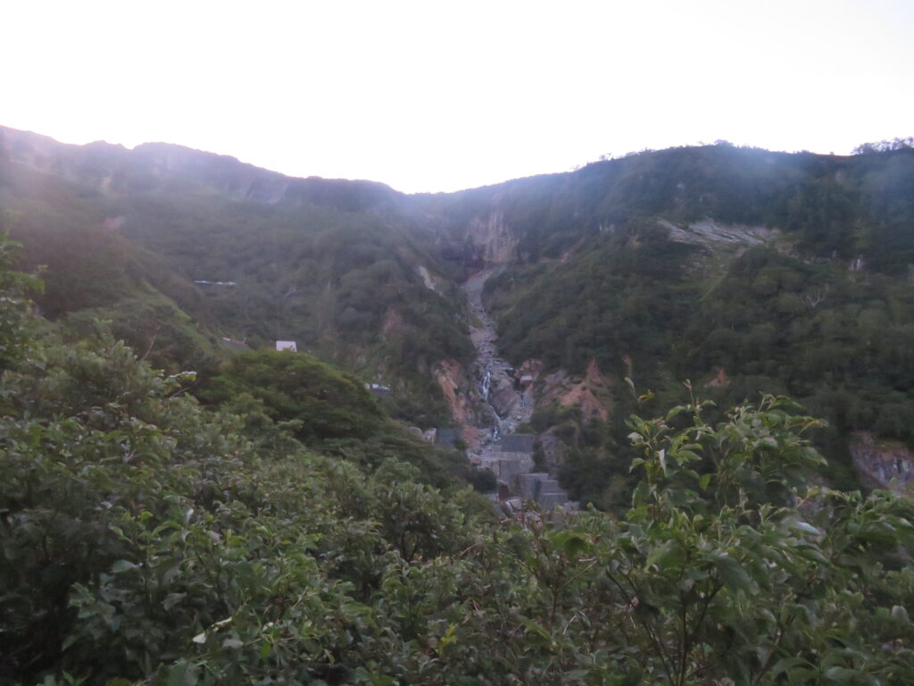 朝5時を過ぎると空が明るくなってきました
正面に不動滝が見えます