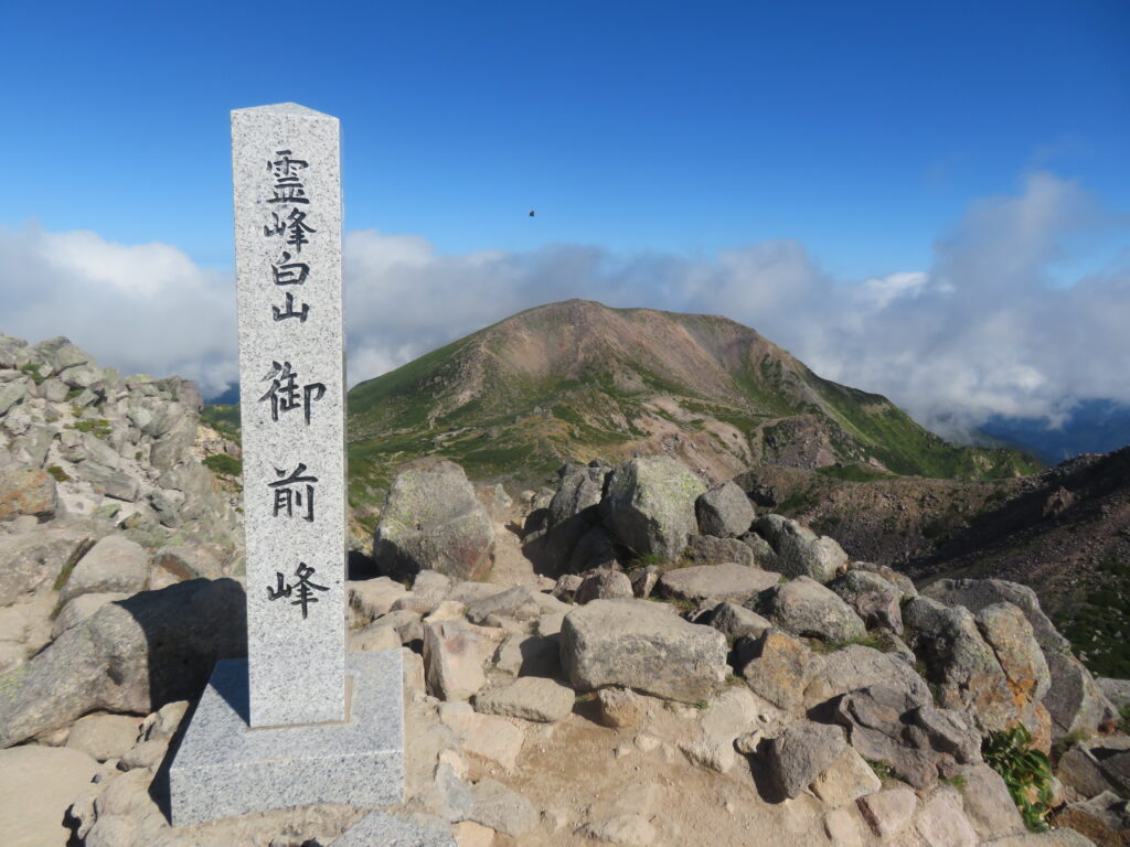 8時30分
白山山頂(御前峰)に到着!