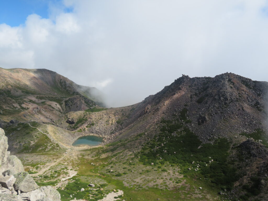 活火山らしい荒々しい景色が広がります