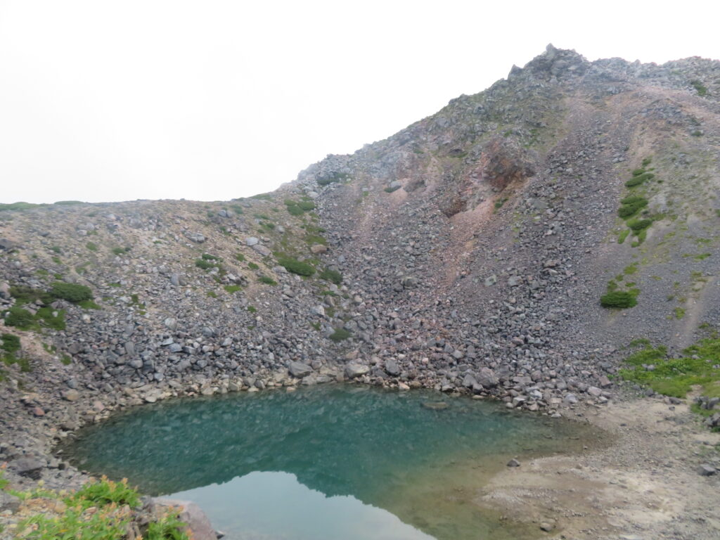 池と剣ヶ峰
(剣ヶ峰は登れません)