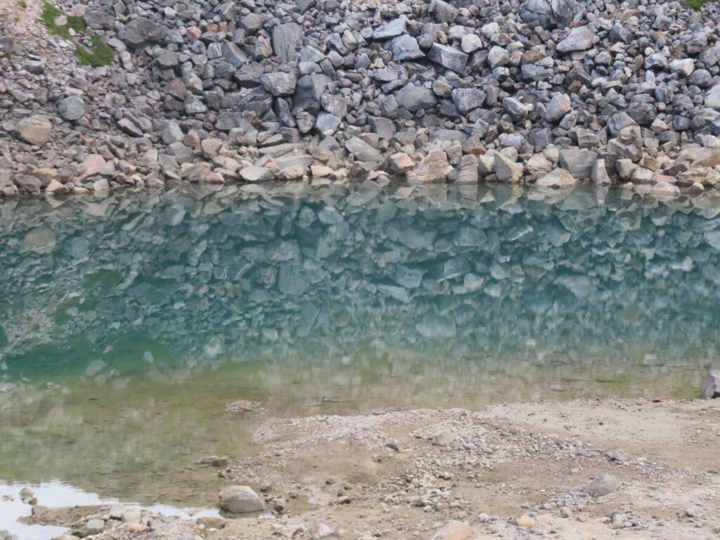 池の近くまで下りてきました
水鏡が綺麗!