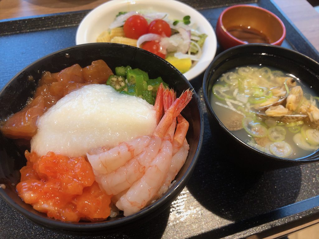(おまけ)
宿泊したドーミーインの朝食
バイキングで乗せ放題の海鮮丼はうれしい
アサリの味噌汁やホタルイカも美味しかった