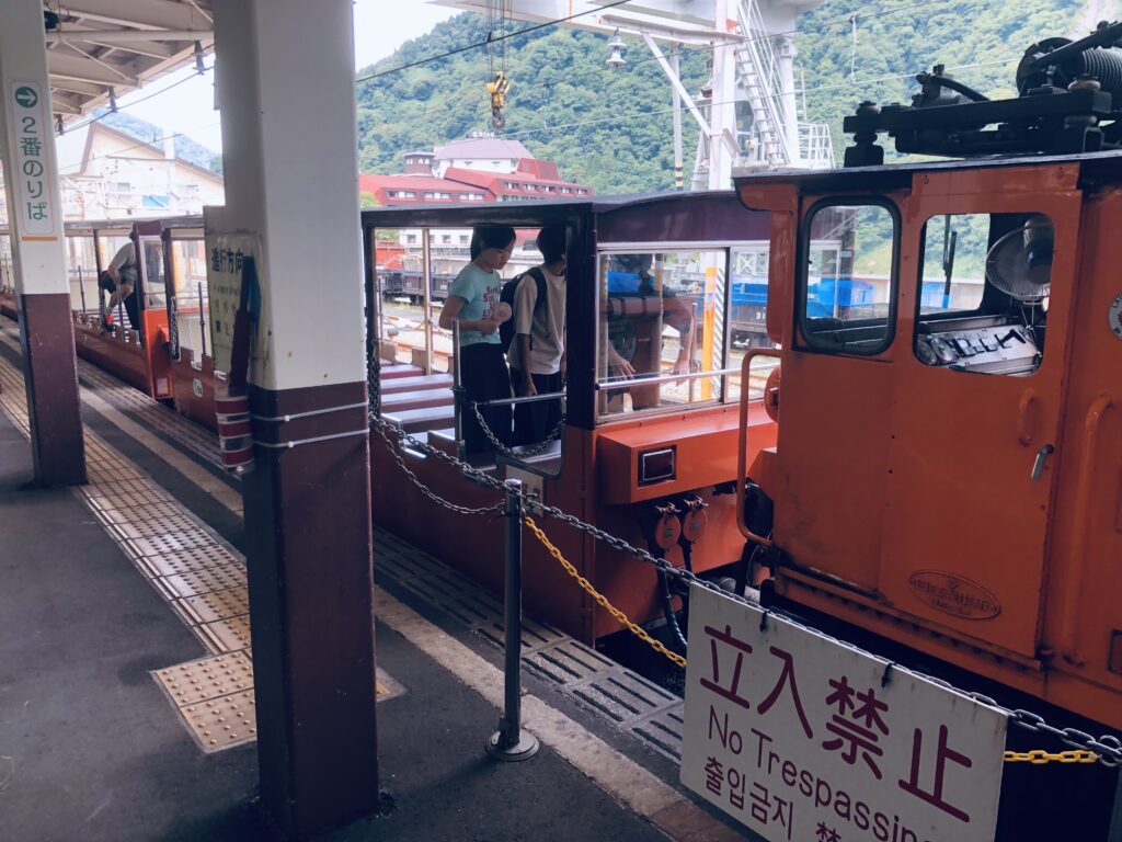 いよいよトロッコ列車に乗車します！
【注意】
右側の座席（手前）がおすすめです！