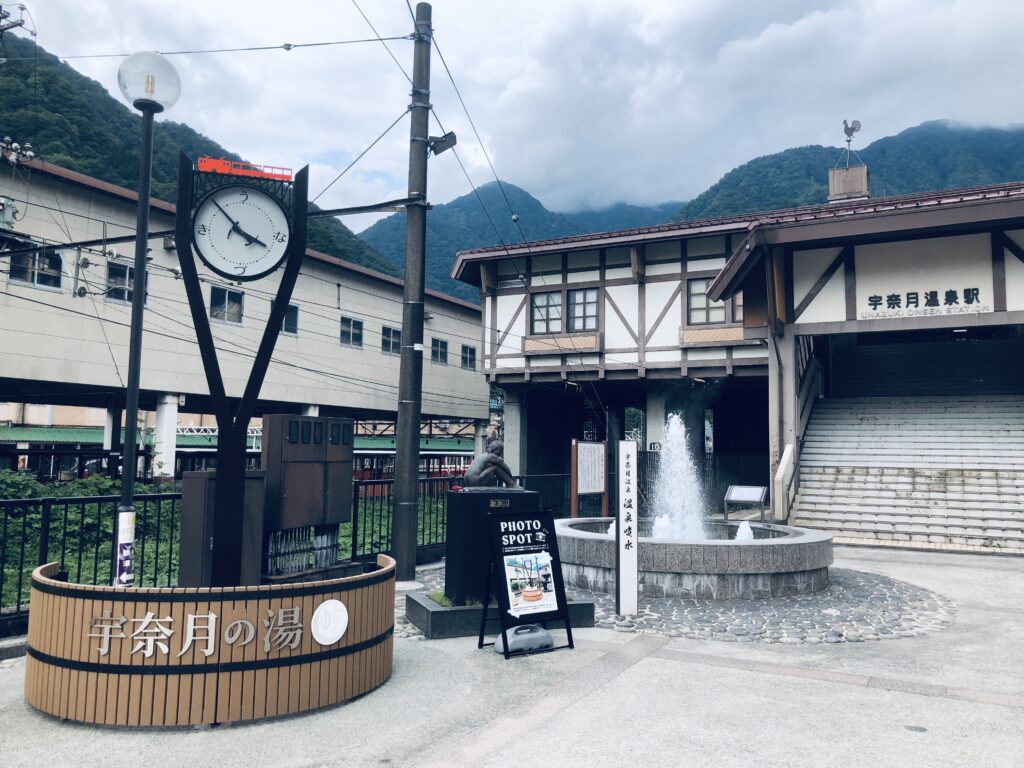 宇奈月温泉駅に到着
噴水の温泉はとても熱いので注意！