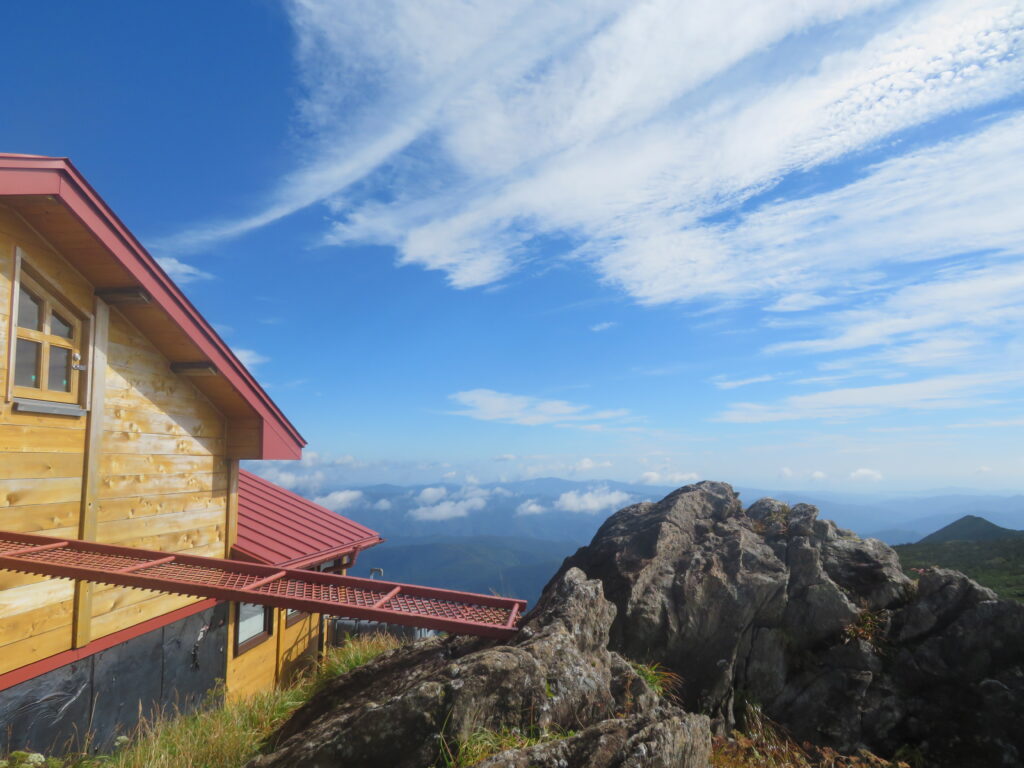 避難小屋と空と雲