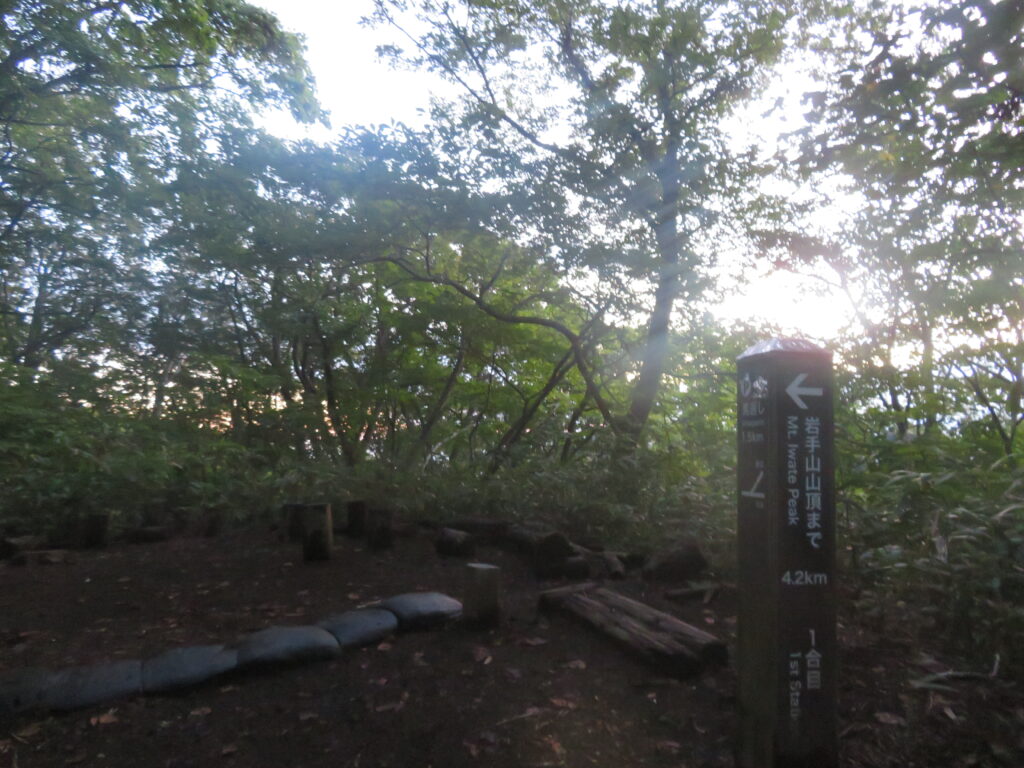 朝4時
馬返し登山口を出発!
1時間ほど進み、1合目に到着