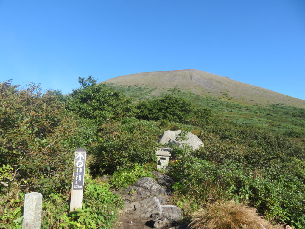 旧道と新道の合流ポイント
目の前に大きな山頂が登場!