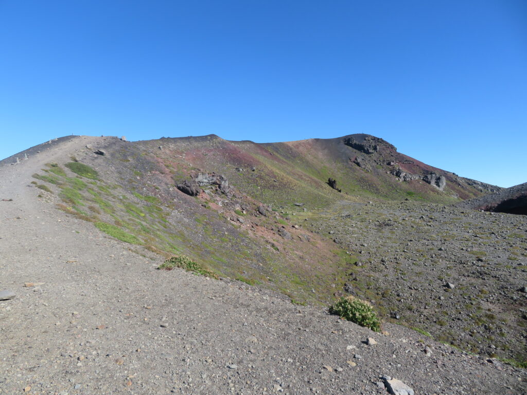 お鉢の淵に到着
山頂まであと少し