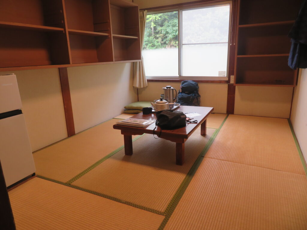 宿泊した6畳の部屋
冷蔵庫、ヤカン、ポットがあります!
クーラーはないけど夜は寒いほどでした