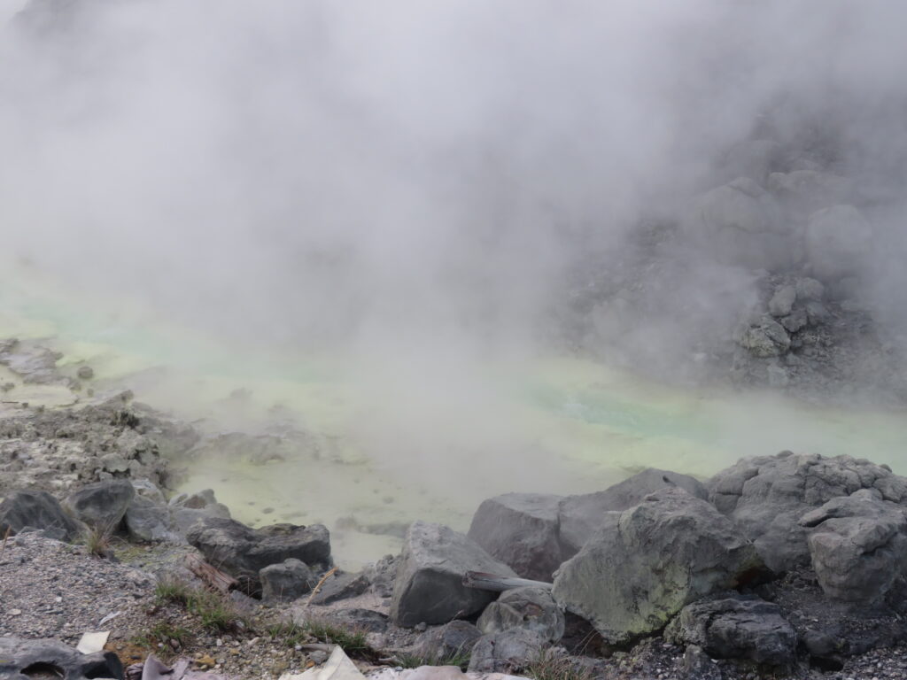 熱そうな温泉
100℃近いみたいですよ!