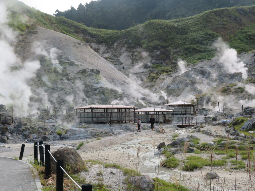 大きな足湯施設があります
岩盤浴をしている方もたくさんいました
(地面にゴザを敷いて寝る)