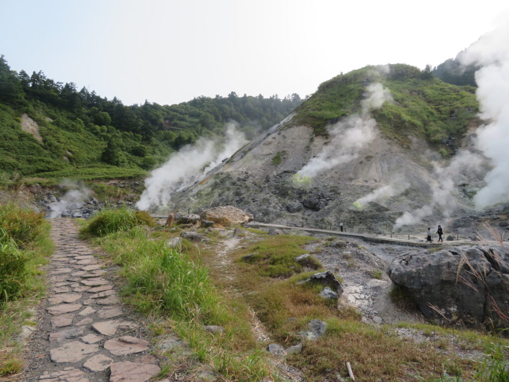 山肌からも煙が噴き出しています!