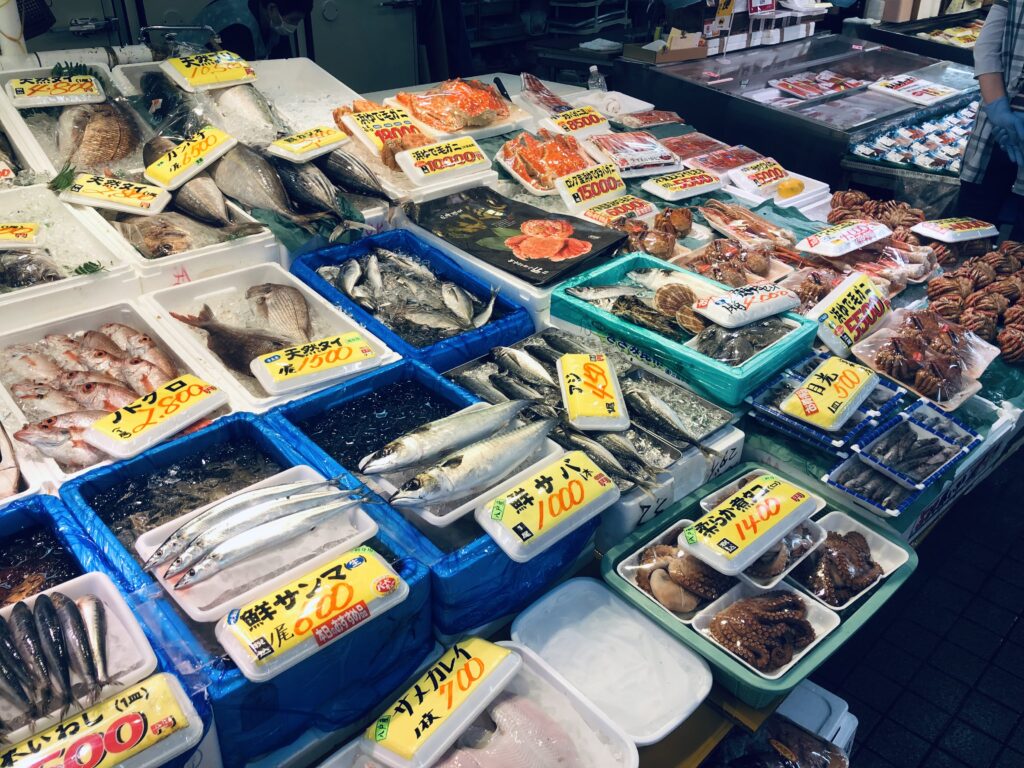 七輪村の受付を澄ましたら
市場の中で魚介類を調達します
