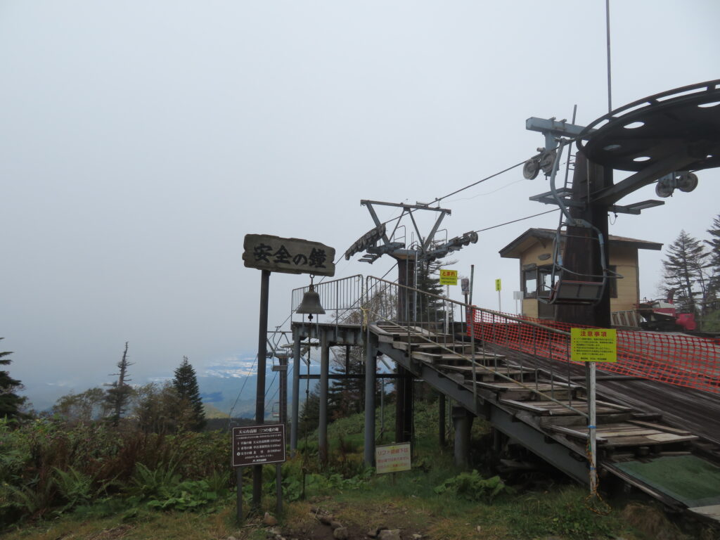 リフトを降りると登山口があります